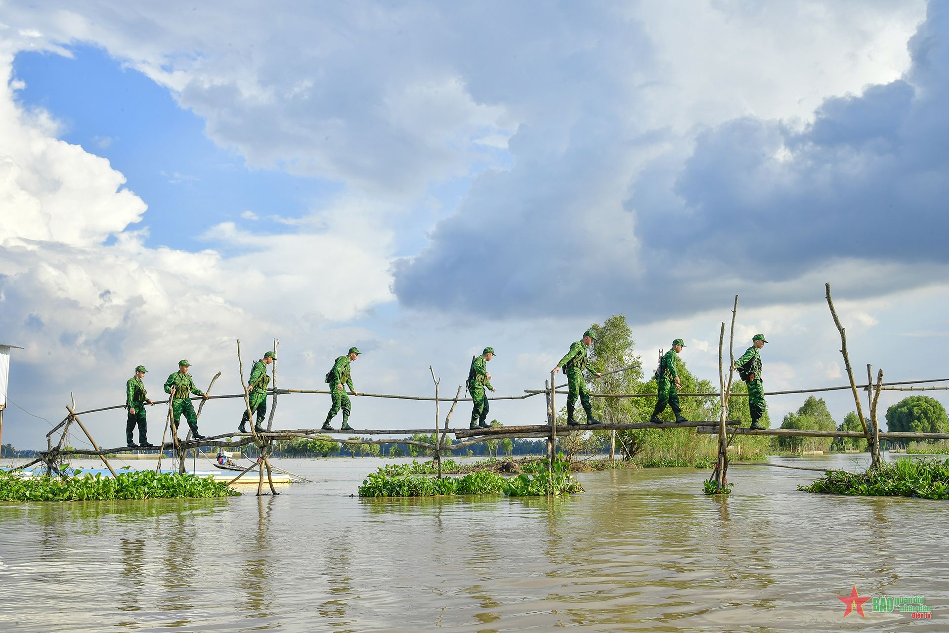 Tuần tra mùa nước nổi